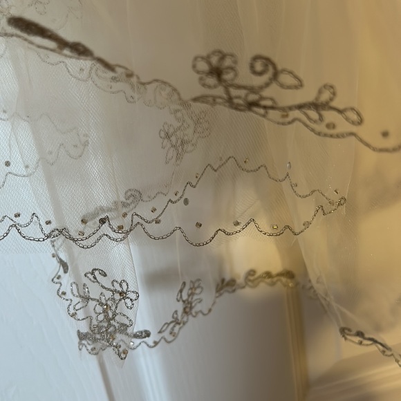 Silk Ivory Wedding Dress and accessories - Picture 15 of 16